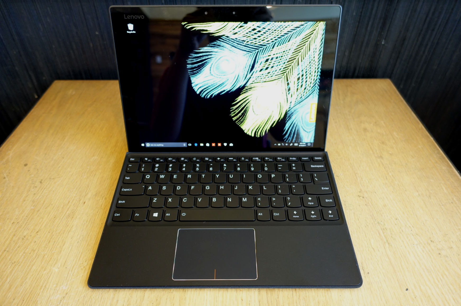 Lenovo IdeaPad Miix 720: Proper Competition for the iPad Pro and